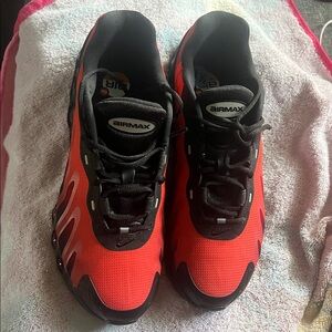 Nike airmax. Size 8.5..Red and Black Interior Shoe Label